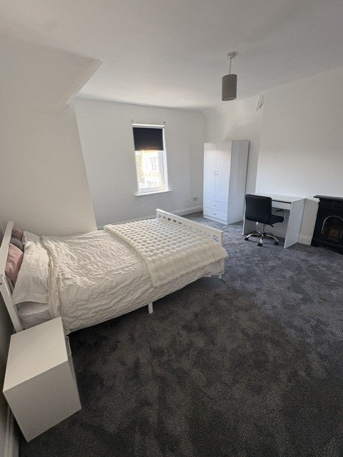 Photo 1: Top floor bedroom - furnished