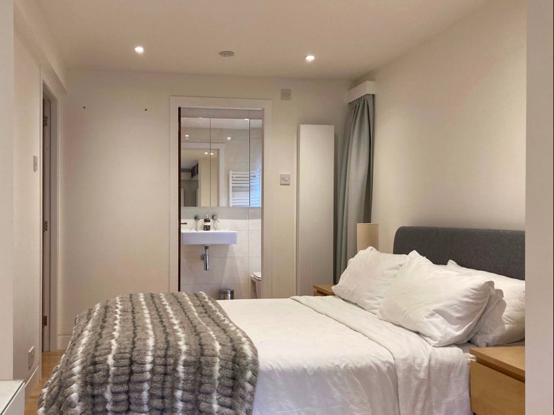 Photo 1: Double bedroom with Ensuite