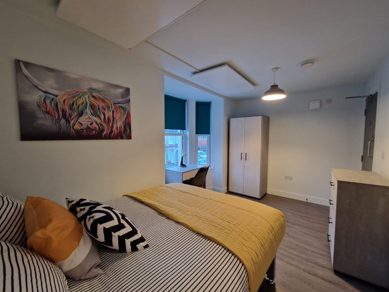 Photo 1: £915 ENSUITE 