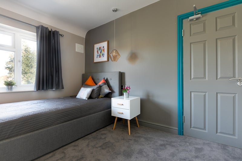 Photo 1: Garden facing spacious en-suite room