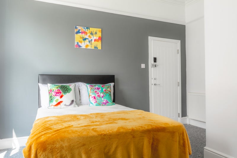 Photo 1: Room 1