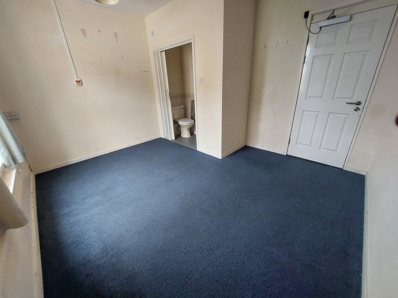 Photo 1: £475 pcm  - Double room with toilet 
