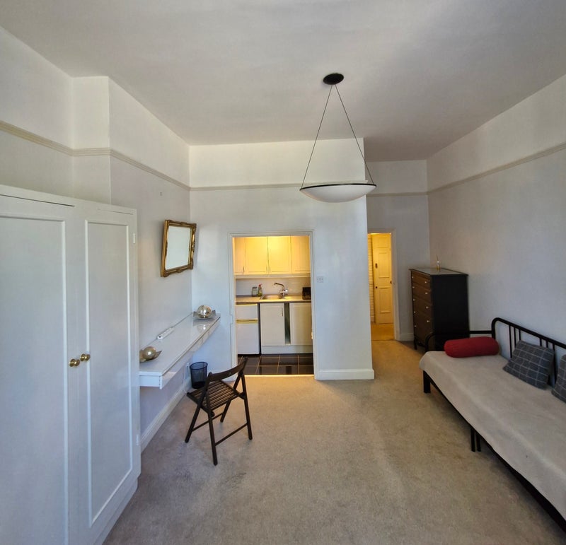 Photo 1: Tall ceilings, spacious and practical studio