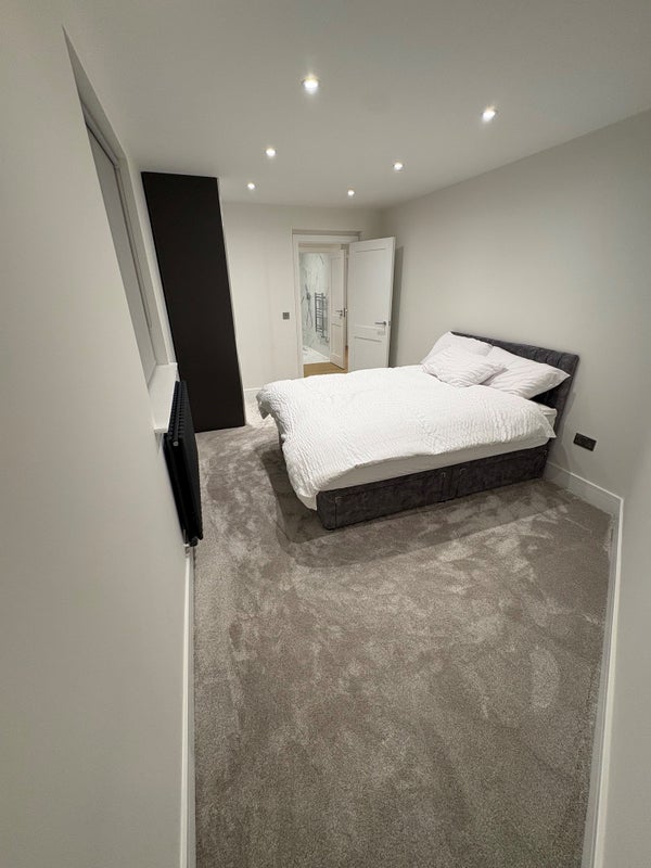 Photo 1: Bedroom 1 (Photo 1)