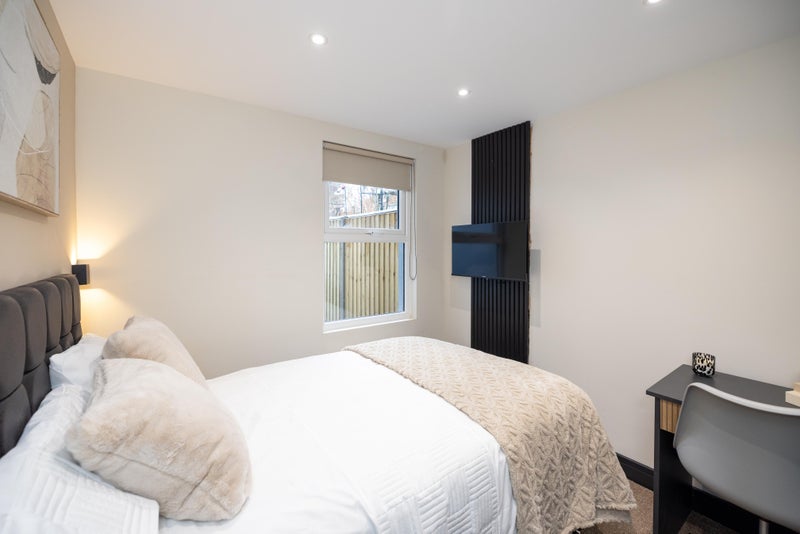 Photo 1: Room 2 - Ensuite Room