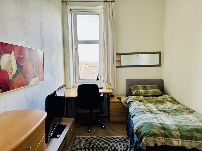 Photo 1: Bedroom 1