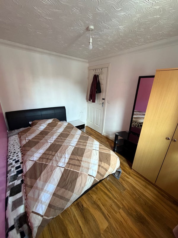 Photo 1: Room