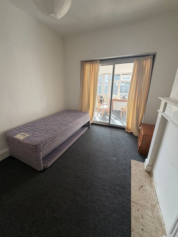 Photo 1: Room 1