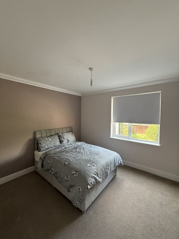 Photo 1: Double bedroom