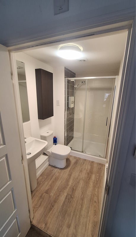 Photo 1: En-Suite