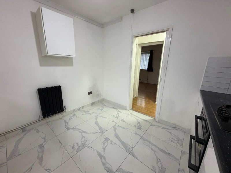 Photo 1: Spacious Kitchen 