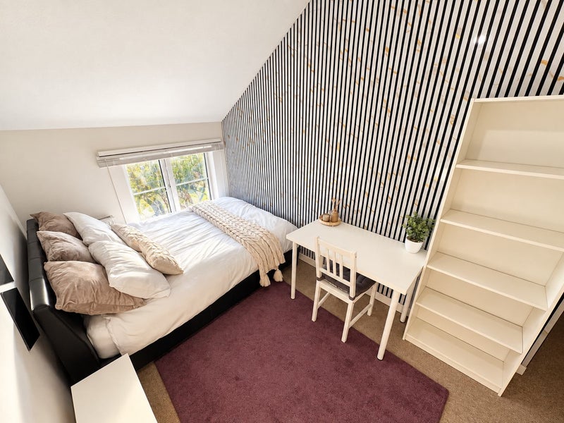 Photo 1: Bedroom