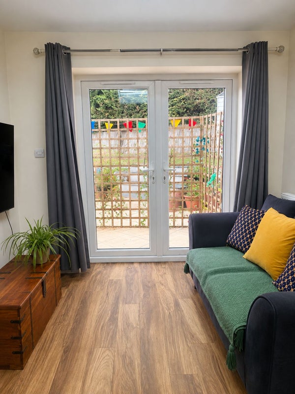 Photo 1: Lounge