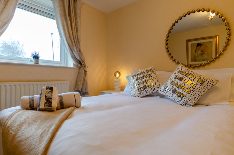 Photo 1: Bedroom 