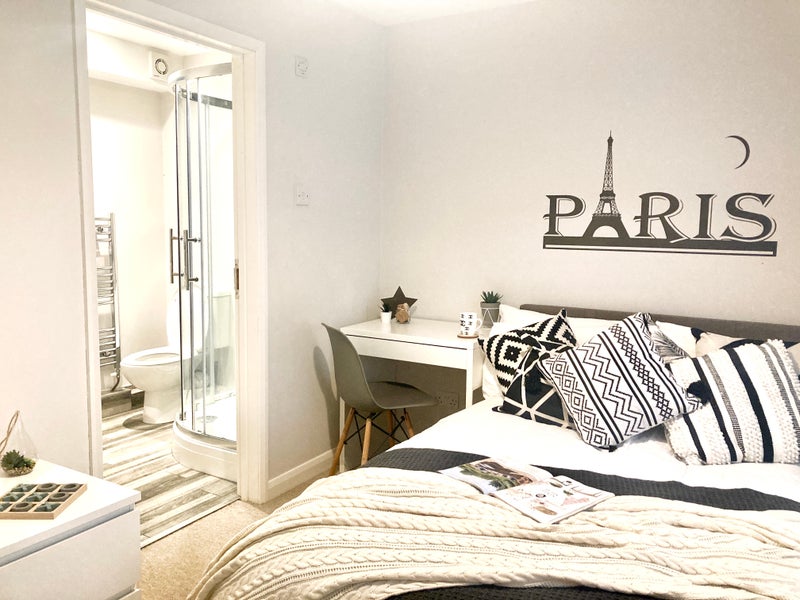 Photo 1: Room 1: Ground floor double en-suite room