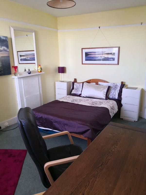 Photo 1: Bedroom 1