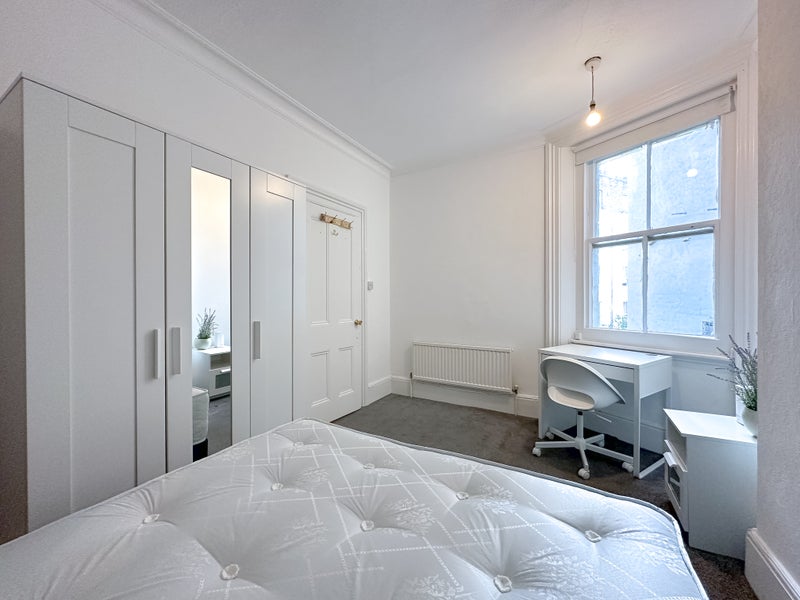 Photo 1: Bedroom