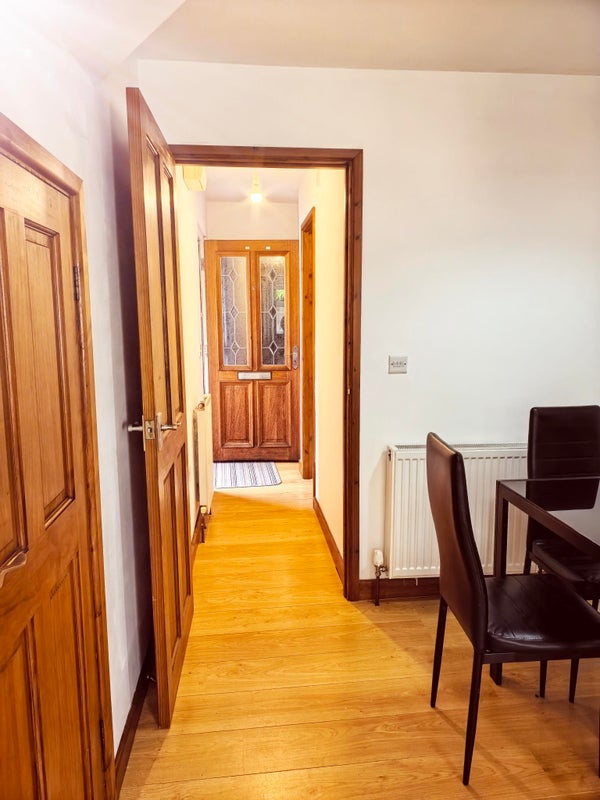 Photo 1: Entrance hall