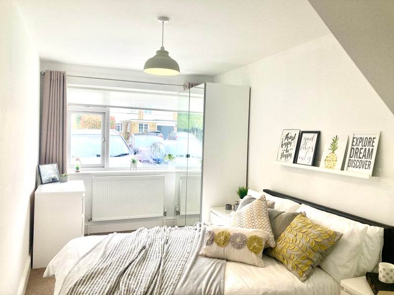 Photo 1: Room 6: Fully furnished and all bills included