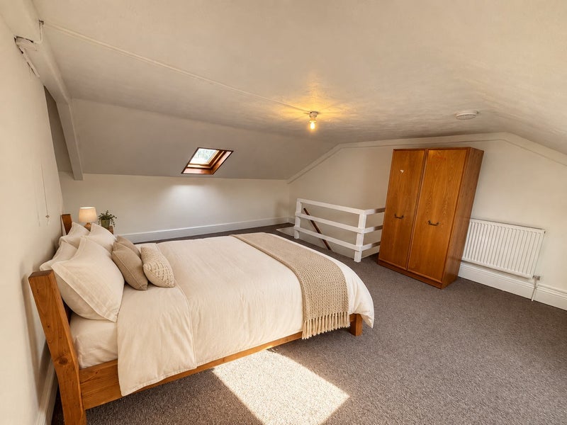 Photo 1: Room 4