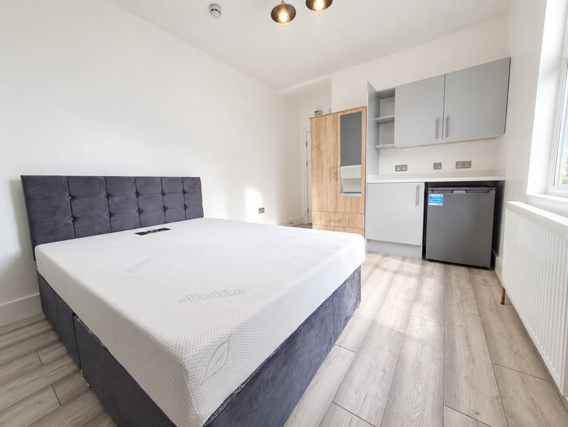 Photo 1: Room 1 - £899pcm