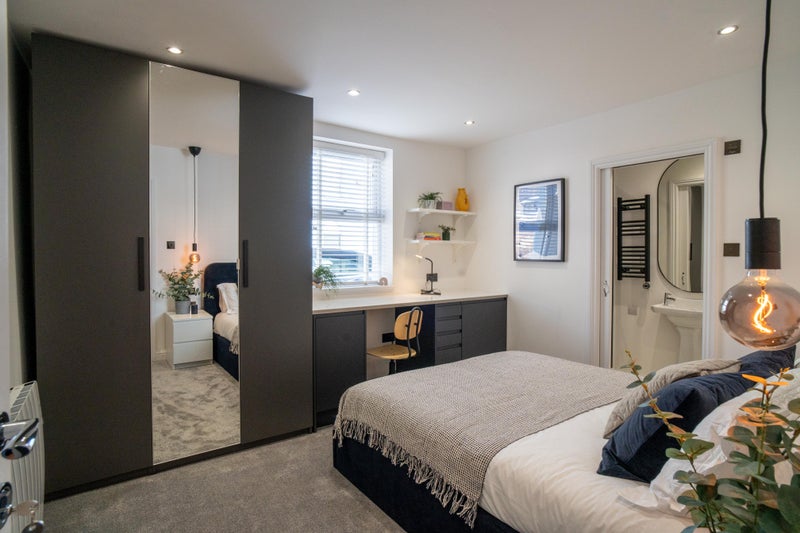 Photo 1: Luxury Kingsize Bedroom
