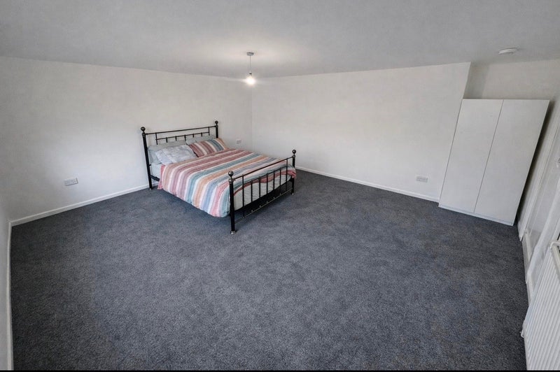 Photo 1: Bedroom