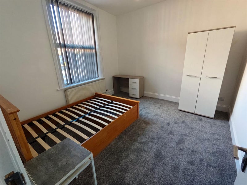 Photo 1: Bedroom