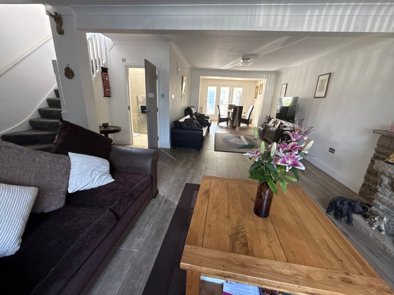 Photo 1: Living room 