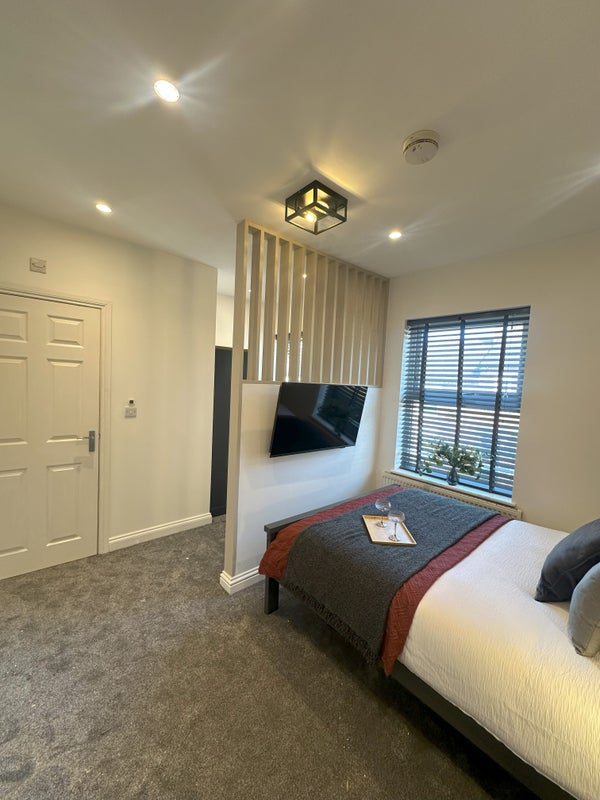 Photo 1: Room 4