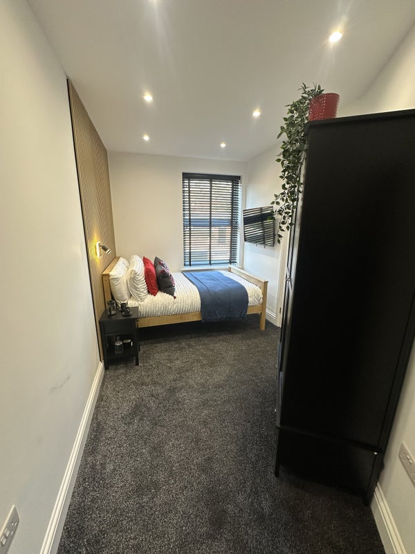 Photo 1: Room 7
