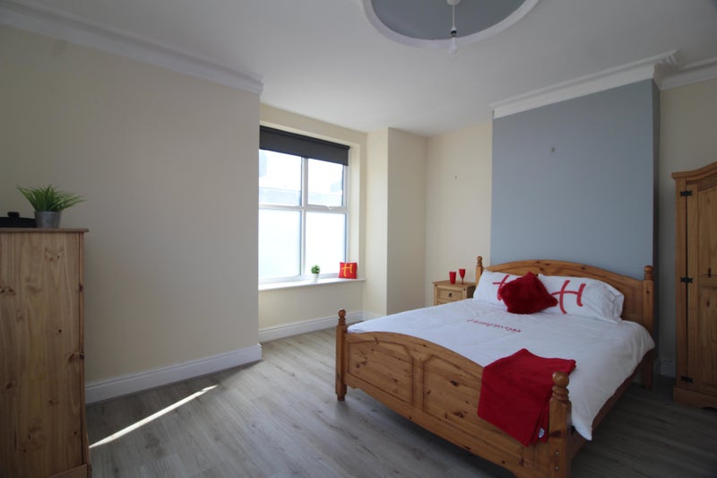 Photo 1: Bedroom available