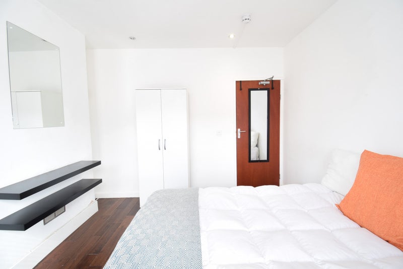 Photo 1: £824 pcm, Double room