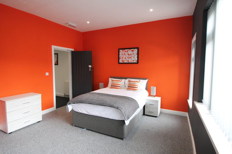 Photo 1: Room 5