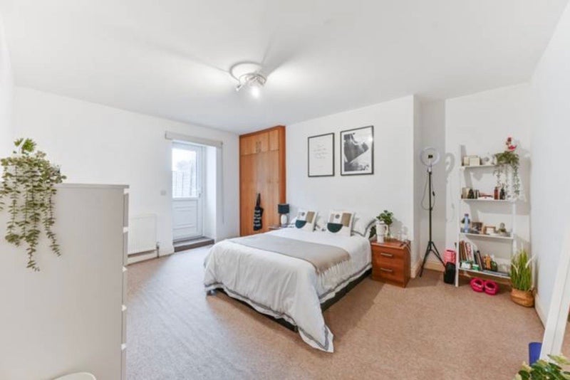 Photo 1: Bigger room with access to garden 