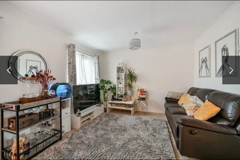 Photo 1: Living room 