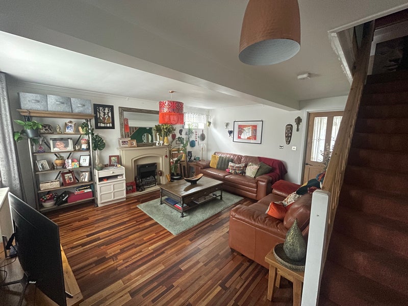 Photo 1: Living room 