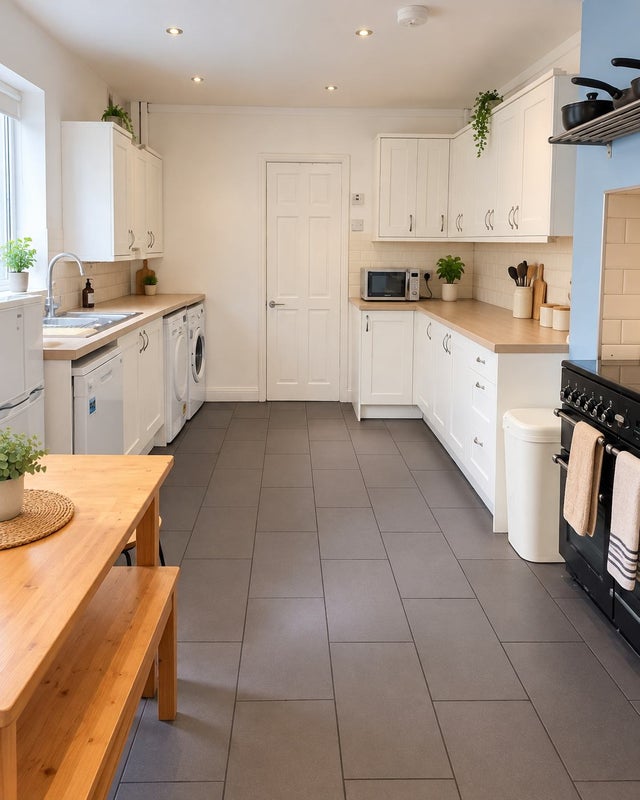 Photo 1: Large Kitchen diner