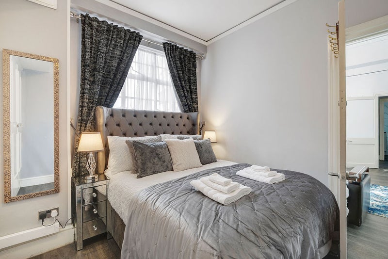 Photo 1: Bedroom