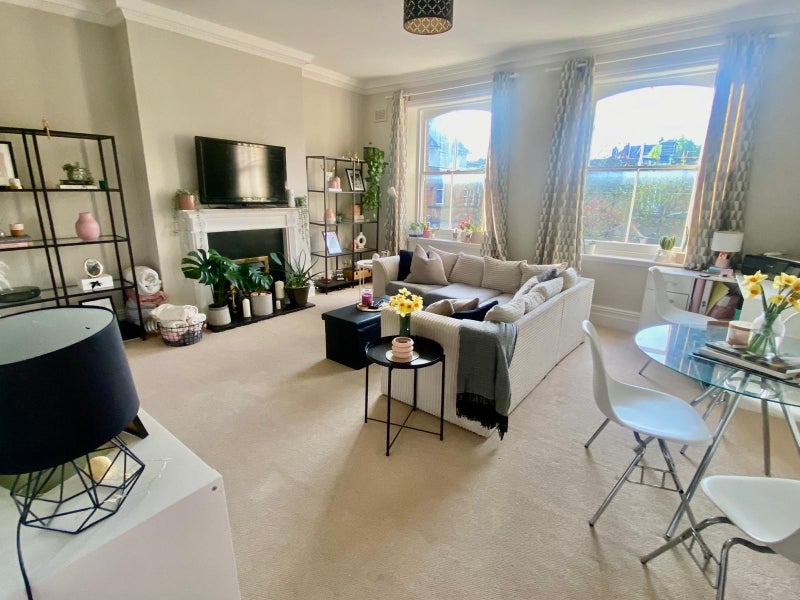 Photo 1: The lounge