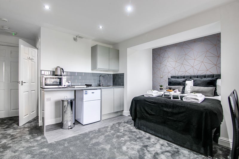 Photo 1: STUNNING SPACIOUS ENSUITE STUDIO