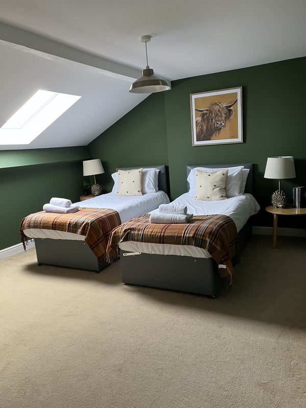 Photo 1: Bedroom 1