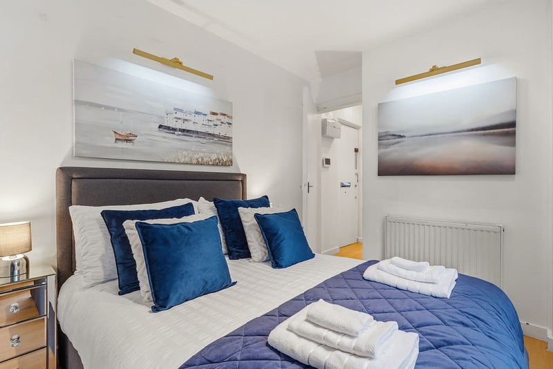 Photo 1: Bedroom