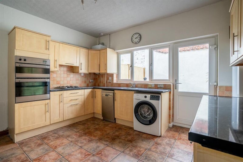 Photo 1: kitchen