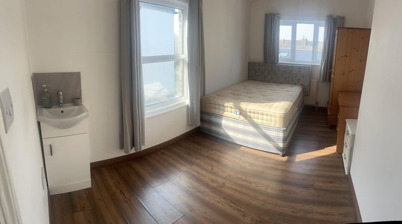 Photo 1: Spacious double room with wash-basin.