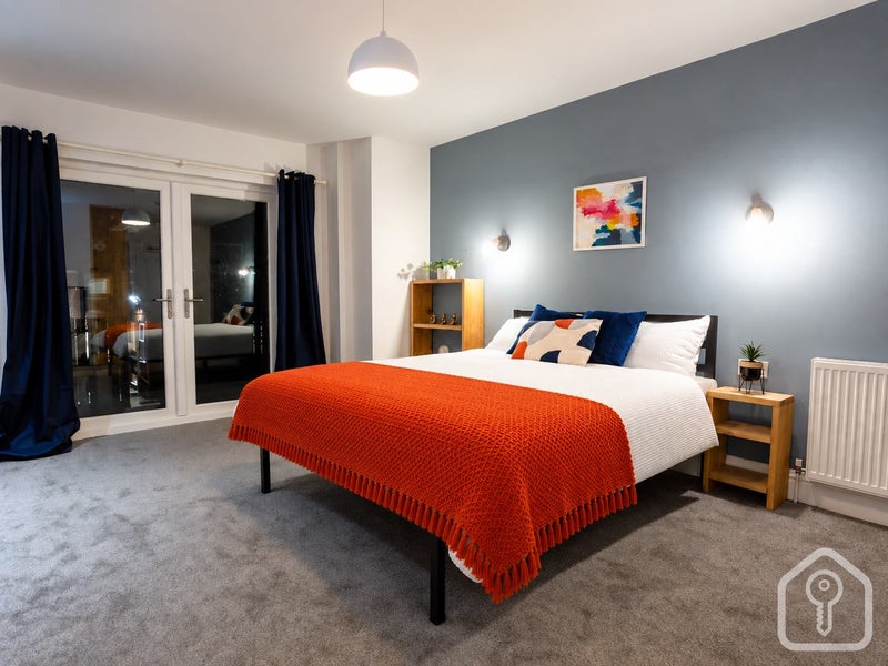 Photo 1: Room 1 - ensuite
