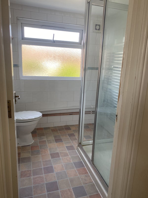 Photo 1: Own bathroom