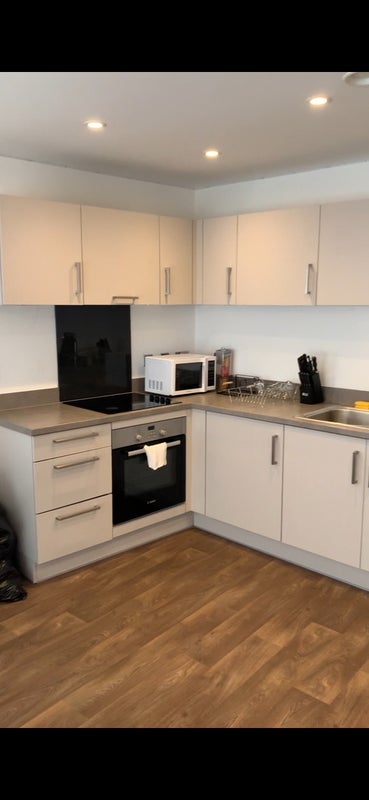 Photo 1: Kitchen 