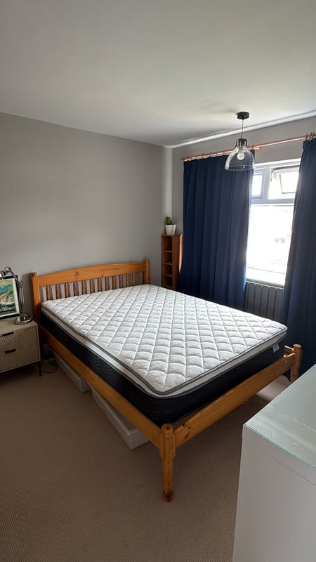 Photo 1: Main Bedroom