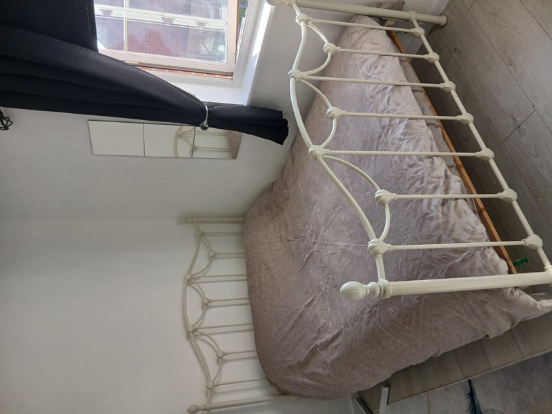 Photo 1: Spacious double room